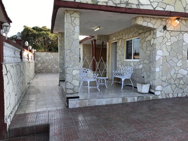 Oferta de casa con piscina de 5 habitaciones a 4 cuadras de la playa de Guanabo. Whatssap 5 8142662 - Img 66742510