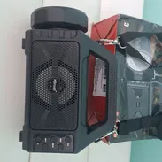 Bocina inalámbrica con Carga Solar, linterna LED 4 Modos. Radio FM, Bluetooth, USB, Tarjeta Micro sd, mas batería de 120 - Img 57422153