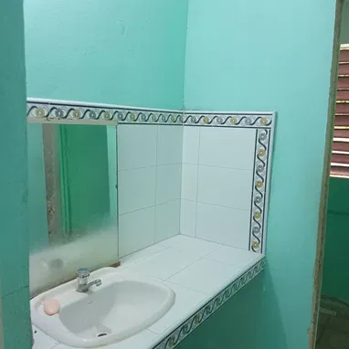 Se vende casa amplia de 2 cuartos, placa libre y patio grande - Img 122787367