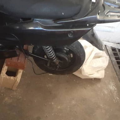 En venta moto forza , 1 lata de pintura, plasticos de reserva, tenedor y balancin de reserva y su capa para la lluvia. - 7/8