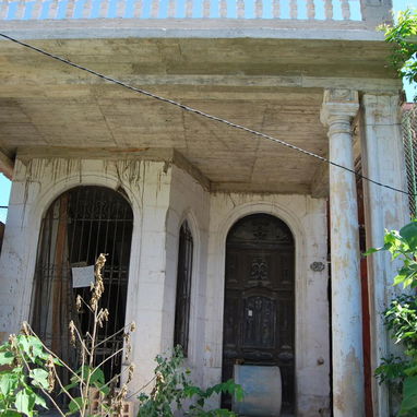 VENTA CASA CON PATIO EN EL VEDADO. MUCHAS POSIBILIDADES - 7/10
