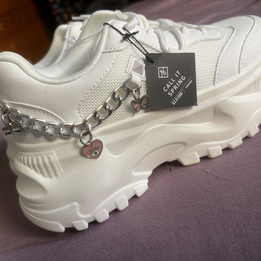 Tenis blancos con cadena - 2/2
