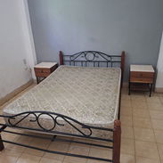 Vendo cama camera con colchon y 2 mesas de noche. - Img 57654378