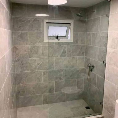 Todo en mampara para su baño de toda las medida ok todo original contamos con servicio de montaje si desea - Img 123084582