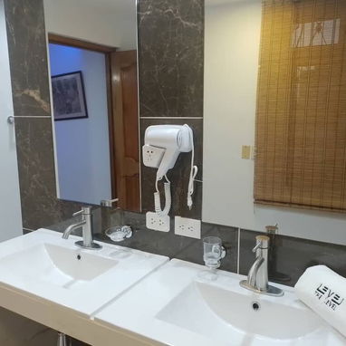 📱 Gran Hostal en 10 de Octubre con Piscina, Billar y Suites de Lujo - Img 116168578