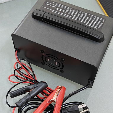 🔋 CARGADOR INTELIGENTE ETROGO DE BATERÍAS 12/24V — 20A — LITIO LiFePO4 / PLOMO-ÁCIDO - 3/4