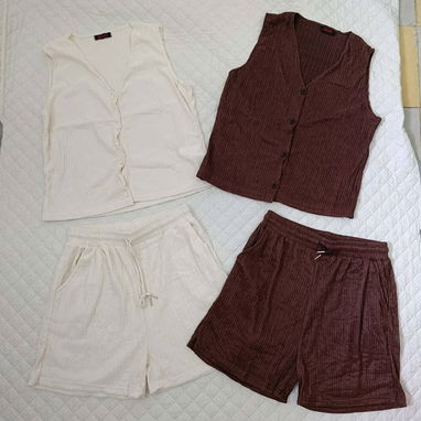 Conjunto de short y camisetas. - Img 122996734