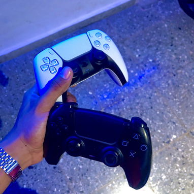 PS5 Slim 1TB + 2 Mandos + Base de Carga con Enfriamiento + Juegos - Img 121947561