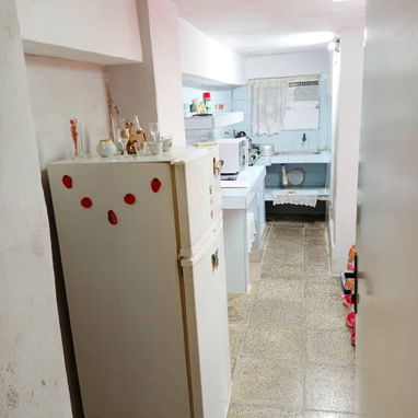 Permuto dando vuelto, apartamento modesto en vedado para casa cerca de las playas del este - Img 76044747