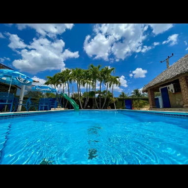 Mesa buffet con piscina incluida de 贸ptima calidad y condiciones, no menos de 10 personas - Img 119513257