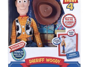 Hermoso-Toy Story Disney Sheriff Woody ANIMATRONICO 42 cm interactivo con Comandos de Voz,+70 Frases y Sonidos, Se Mueve - Img 32874058