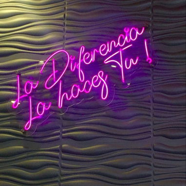 Frases en Neón luminosa - 6/9
