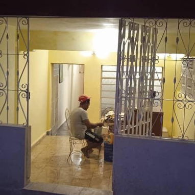 Señora casa son dos en una en la misma propiedad les dejo el aire de un cuarto las camas con colchón un - Img 124435612