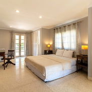 Edificio nuevo en La Habana, Cuba. Capacidad para 3 personas, 4 habitaciones, 4 camas, 5 baños. Disponible para la venta - Img 55707820