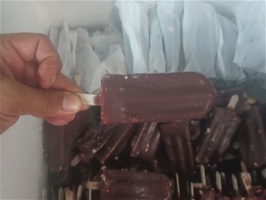 Paleticas d helado con cobertura d chocolate - Img 65984482