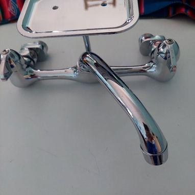 Vendo sólida mezcladora de fregadero para tuberías en la pared separadas de 17.5 a 23 cm. Llamar a Benjamin al 58269777 - 6/7