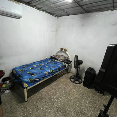Apartamento en Boyeros. Interior un pasillo de 3 apartamentos, el pasillo tiene reja - 9/9