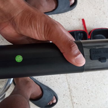 Cargador portátil para batería de carro y teléfonos y es un compresor y tiene lámpara led - 7/10