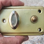 Yale de puerta de hierro y madera de 3 llaves sencillo nuevo mide 9cm X 6cm - Img 45749478