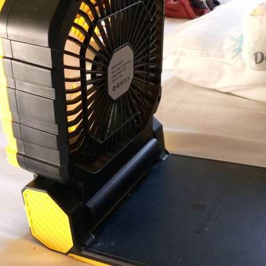 Vendo ventilador recargable tiene poco tiempo d uso está en perfecto estado viene con panel solar y su cargador Soy d Ce - 3/3
