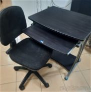 Mesa y silla giratoria para computadoras - Img 45711867