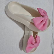 CHANCLETAS BLANCAS ENGOMADAS CON LAZO ROSA #38-39 - Img 55201993