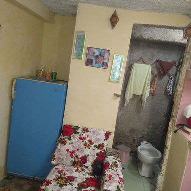 SE VENDE ESTE APARTAMENTO EN CENTRO HABANA 4400 . ES PROPIEDAD EN UN PASILLO TRANQUILO Y ES EL 1 ro - Img 127383185