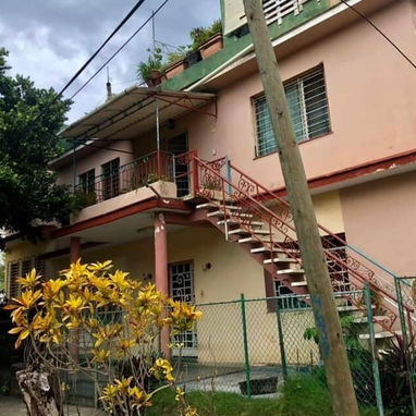 SE VENDE AMPLIA PROPIEDAD DE DOS PISOS EN MIRAMAR - Img 128134335