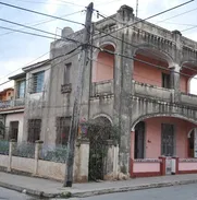 Casa colonial de dos plantas en el centro histórico de Artemisa, 5 cuartos, 3 baños, 189 m2, puntal alto y garaje. - Img 49510430
