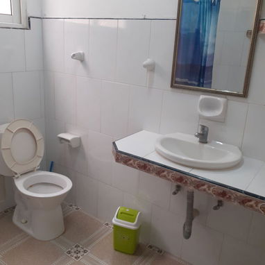 Se renta apartamento independiente de un cuarto en el Vedado. Teléfono +34 613774291. - Img 108085227