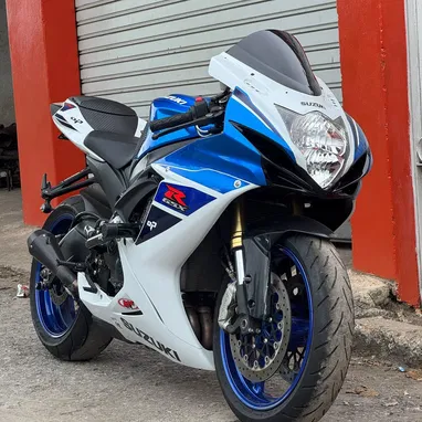 Moto SUZUKI 750cc 2024 - 2/9