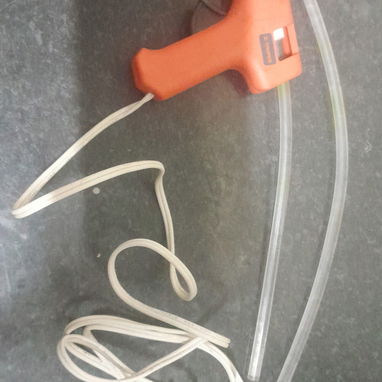 Pistola de silicona marca Truper con barra de silicona incluida - Img 123212238