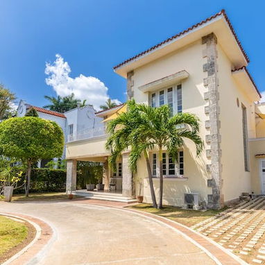 Edificio nuevo en La Habana, Cuba. Capacidad para 3 personas, 4 habitaciones, 4 camas, 5 baños. Disponible para la venta - Img 122920641