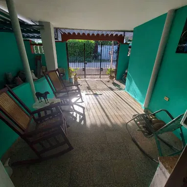 Casa de 2 plantas, 4 cuartos 1 arriba y 3 abajo - 5/10