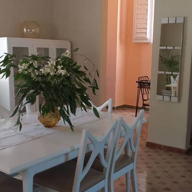 VENDO MESA DE COMEDOR BLANCO DE CEDRO Y CAOBA Y 6 SILLAS----52708155 - Img 117690015