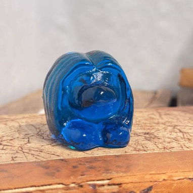 Esta figura es un trol de vidrio azul de la marca Bergdala, un objeto coleccionable popular de Suecia. Material: Vidrio - Img 119987285