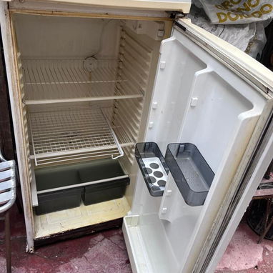 Refrigerador con máquina funcionando - Img 126646813
