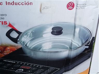 Cocina de inducción con un caldero y su tapa de cristal - Img main-image-45730484