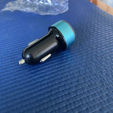Cargador de coche y lector de voltaje (ambas cosas en 1) tiene dos puertos usb, uno de ellos es 3.0 va al encendedor!! - 8/10