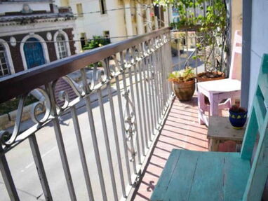⭐ Renta de hostal de 4 habitaciones,4 baños,sala, cocina, balcón,patio ubicado en el Centro Histórico de la Habana Vieja - Img 61377926