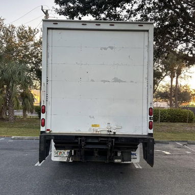 Camión Isuzu 2016 diesel Caja cerrada, rampa elevadora - 4/6