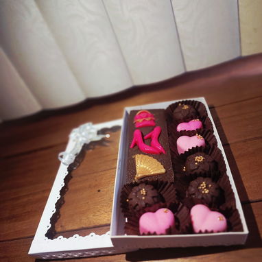 Caja de regalo con 10 bombones y una tableta de chocolate decorada - Img 124299401