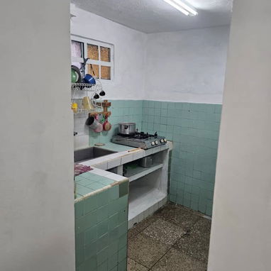 🏡Casa ofertando🔖  📍Ubicación: Cerro, Interior primer apartamento   🔥Consta con...🔥 ✔️Portal ✔️Sala-Comedor ✔️Cocina - 8/9