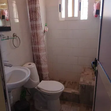 Se vende apto de 2 cuartos en el Vedado totalmente restaurado en excelente zona!!! - Img 118409227