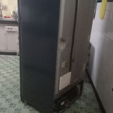 Vendo refrigerador roto en 250 usd. Necesita condensador - Img 122010495