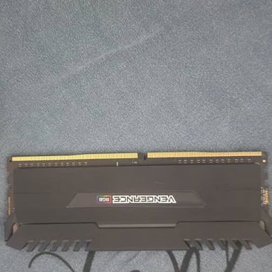 vendo RAM DE 16 GB CORSAIR VENGANCE RGB PRO 3200HZ 50 USD - Img 122561337