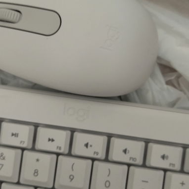 mouse y teclado blanco Bluetooth marca LOGI - 2/3