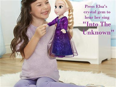 Muñeca Disney Frozen 2, Elsa Edición Especial canta en 4 idiomas "Hacia lo desconocido"+ 14 Frases + Luces en el vestido - Img 56668518