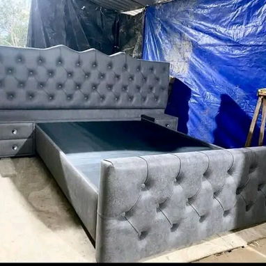 Cama Tapizada con Mesitas de Noche - 2/3