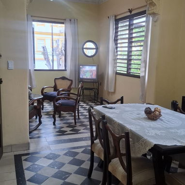Venta de apto en el vedado cerca de linea y A por encima de linea 1er piso exterior 2/4. Capitalista 53614857 - 5/10
